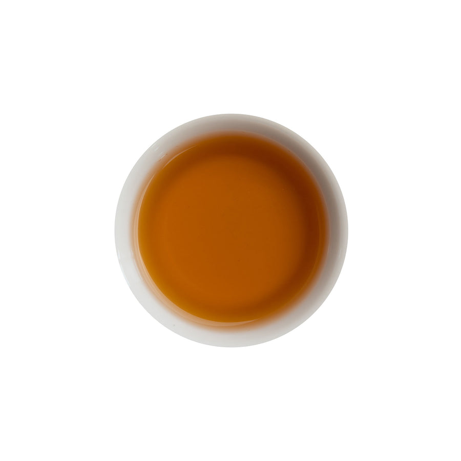 Ein ansprechendes Foto von unserem aufgebrühten Oolong Tee Bright Rose in einer Tasse.